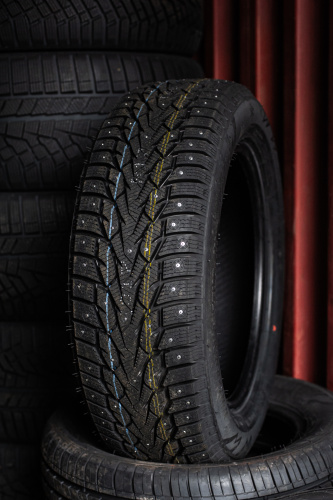 фото протектора и шины WINTERNOVA STUD III Шина ZMAX WINTERNOVA STUD III 225/75 R16C 116/114R